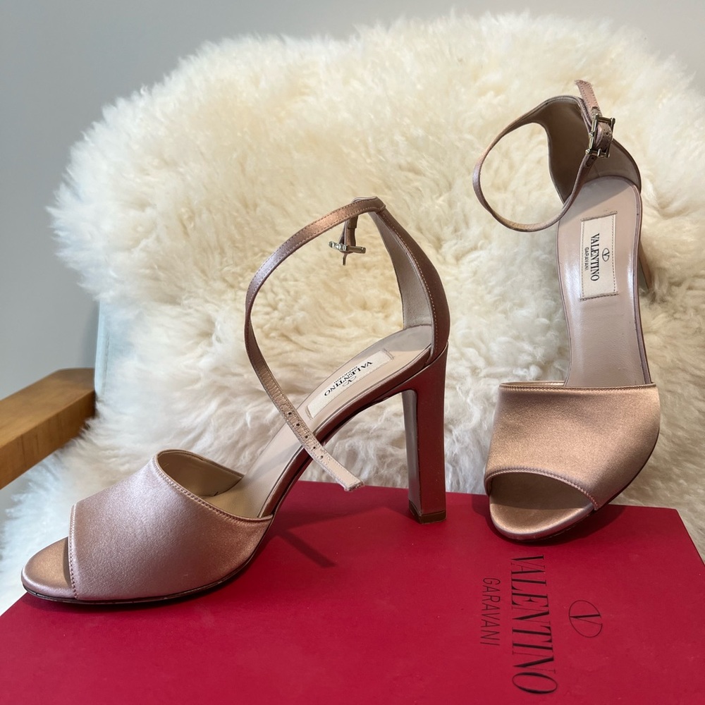 Pink silky Valentino Garavani sandals heels in size 37